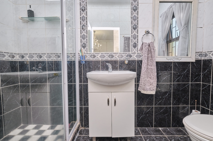 3 Bedroom Property for Sale in Uitzicht Western Cape